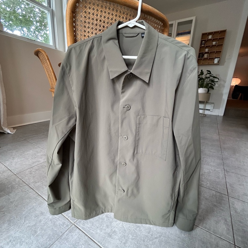 Uniqlo green overshirt / lightweight jacket (size large)